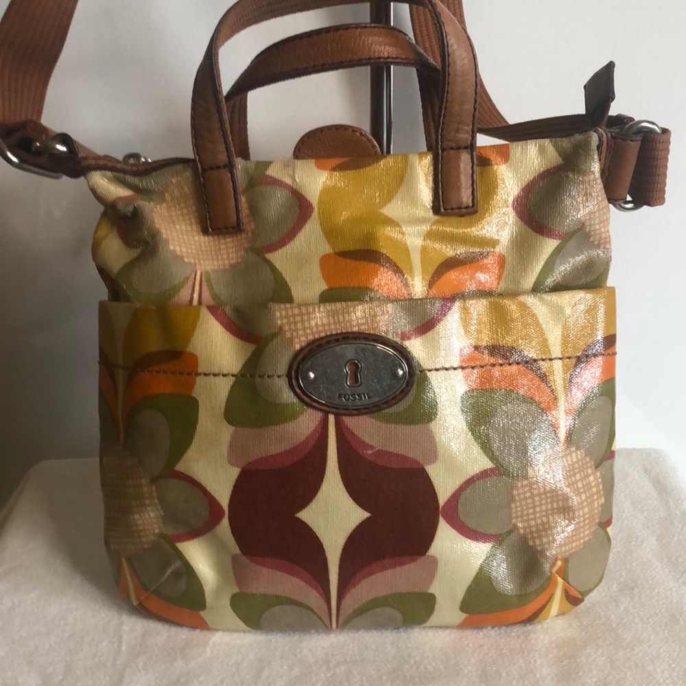 FOSSIL multi colored floral print crossbody handbag. Medium size. Cloth straps.